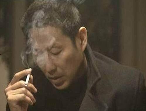 男明星抽烟被爆料视频大全,盘点男明星被曝光抽烟瞬间  第3张